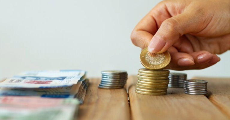 mano sosteniendo moneda