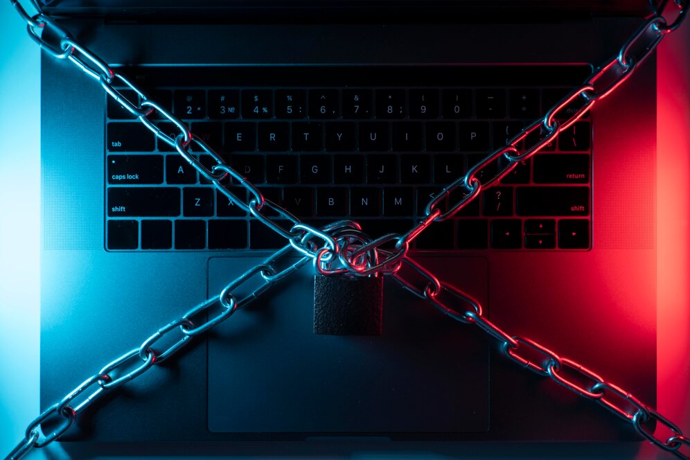 portatil con candado y cadenas