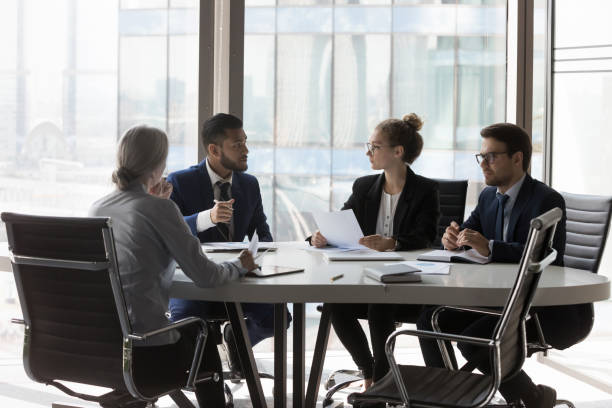 Imagen de reunion de ejecutivos de alto nivel sentados en una mesa circular discutiendo proyectos