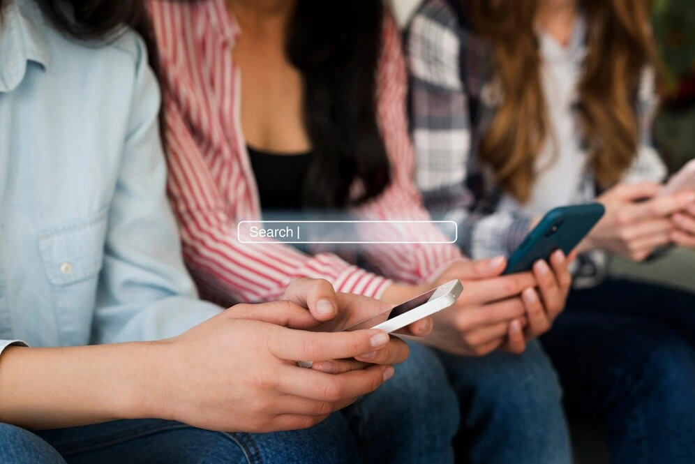 concepto de personas utilizando tecnologia desde sus moviles