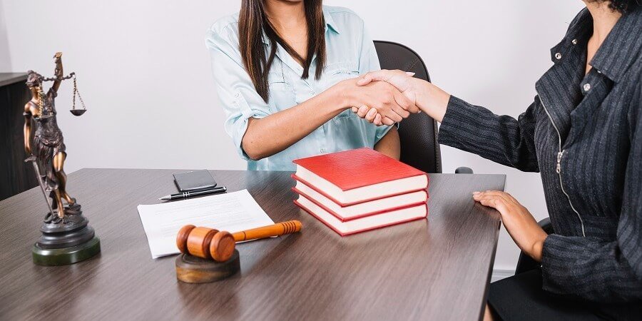 imagen de 2 personas en una conciliación